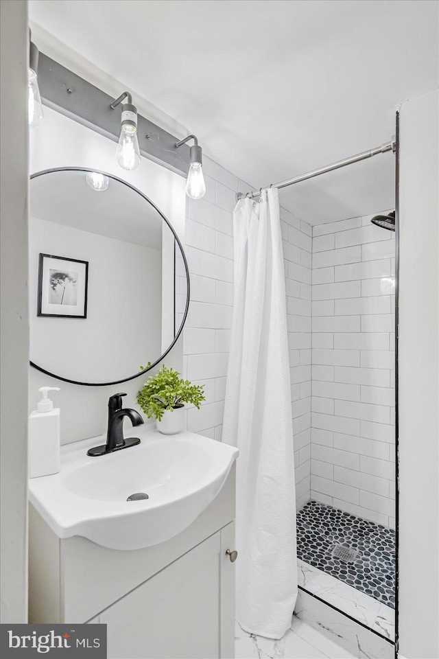 bathroom featuring a shower with curtain and vanity