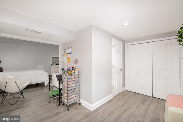 bedroom featuring light wood finished floors, recessed lighting, a closet, visible vents, and baseboards