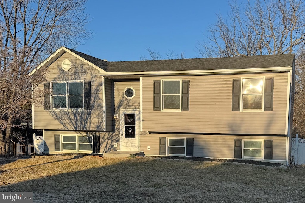 split foyer home with a front yard