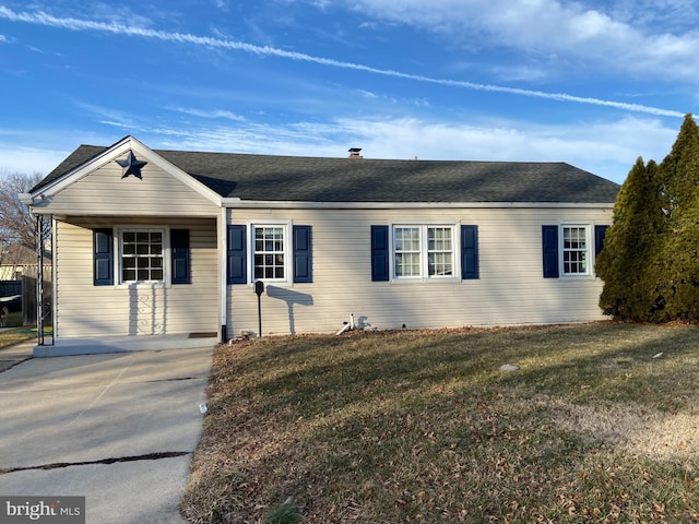 ranch-style house featuring a front lawn