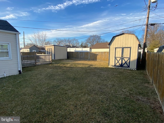 view of yard featuring a shed