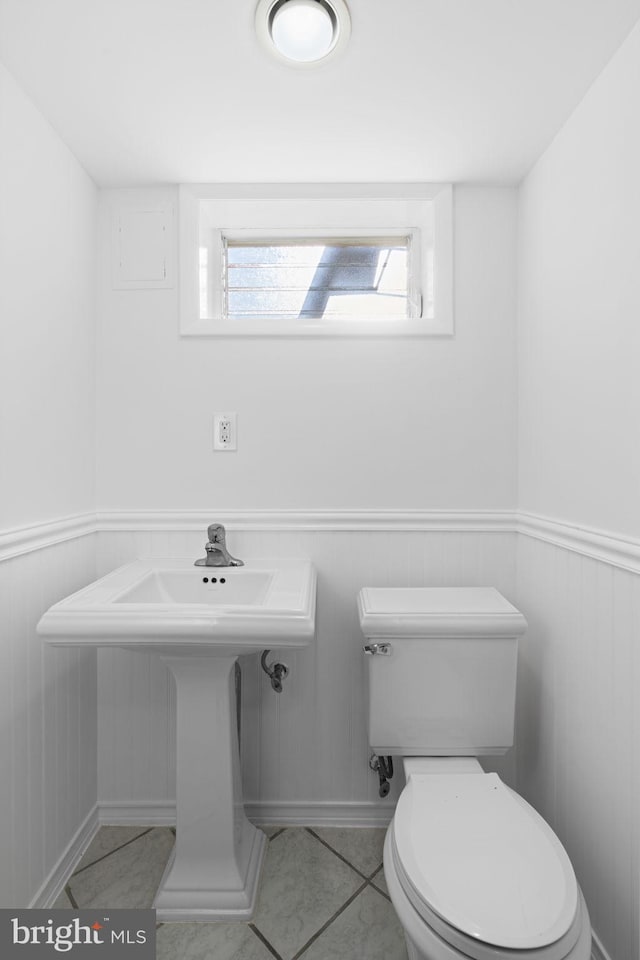 bathroom featuring sink and toilet