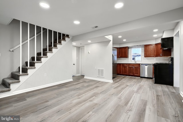 kitchen with stainless steel appliances, recessed lighting, visible vents, and light wood finished floors