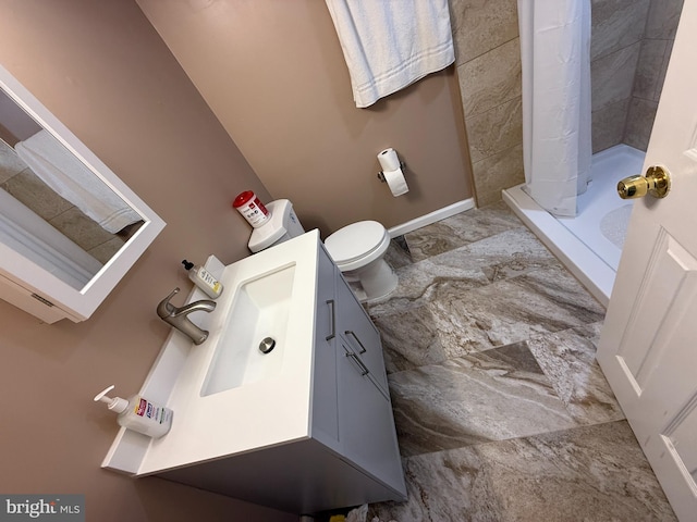 bathroom featuring a shower with curtain, vanity, and toilet