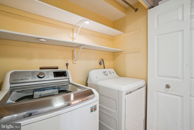 washroom with washing machine and dryer