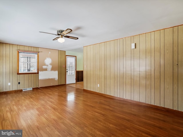 unfurnished room featuring ceiling fan and light wood-type flooring