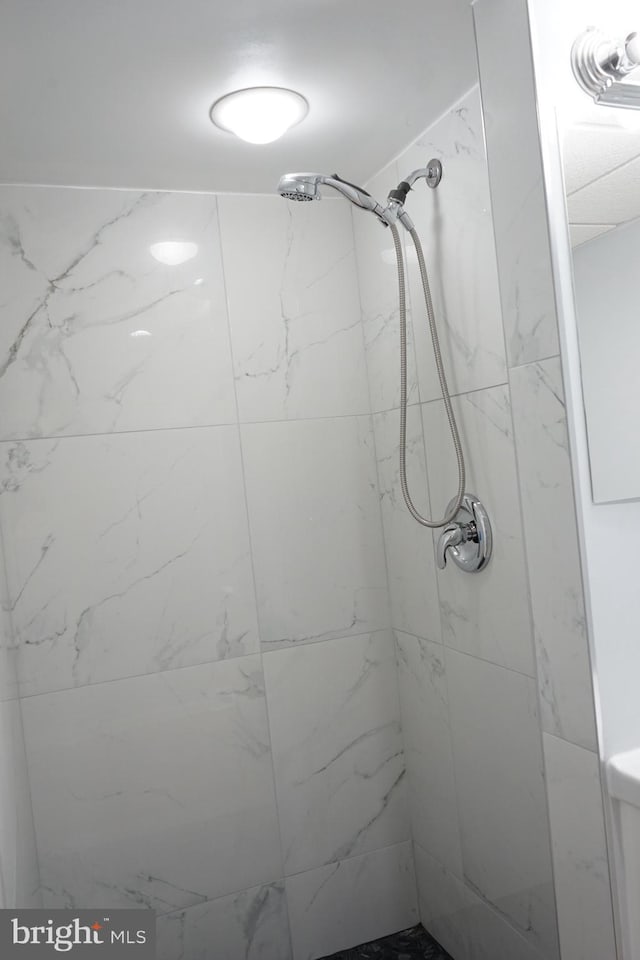 bathroom featuring tiled shower