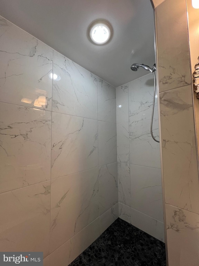 full bath featuring a tile shower