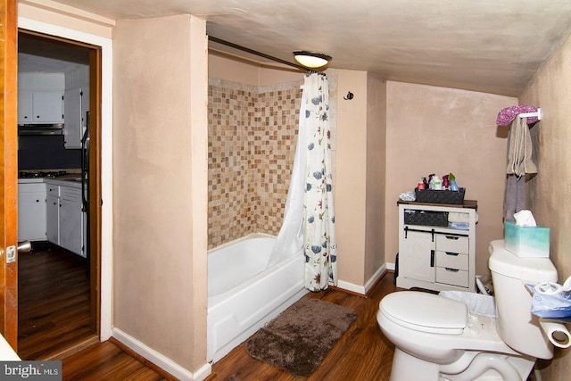 full bathroom with toilet, shower / bath combo, baseboards, and wood finished floors