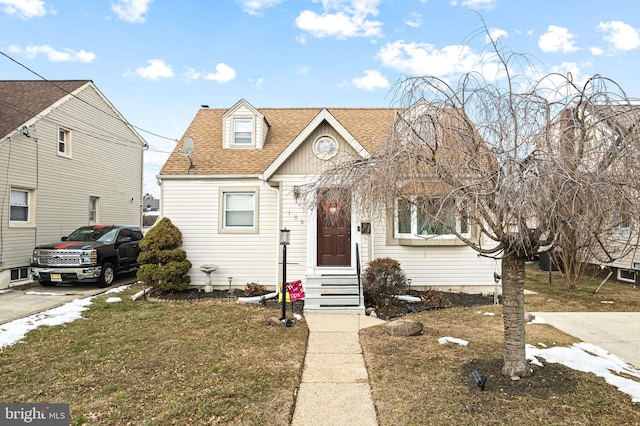 view of front facade featuring a front lawn