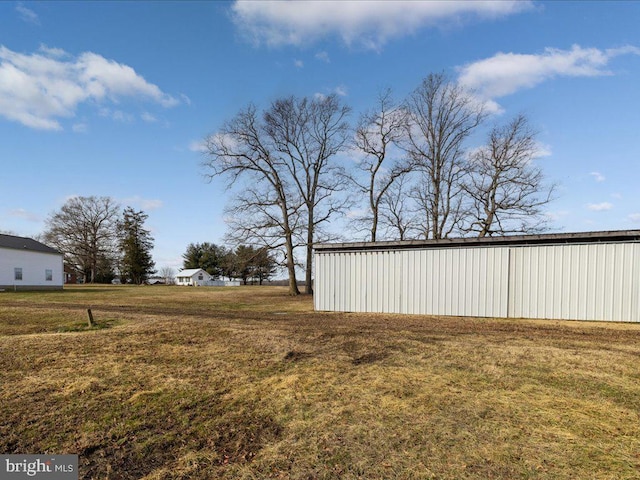 view of yard with an outbuilding