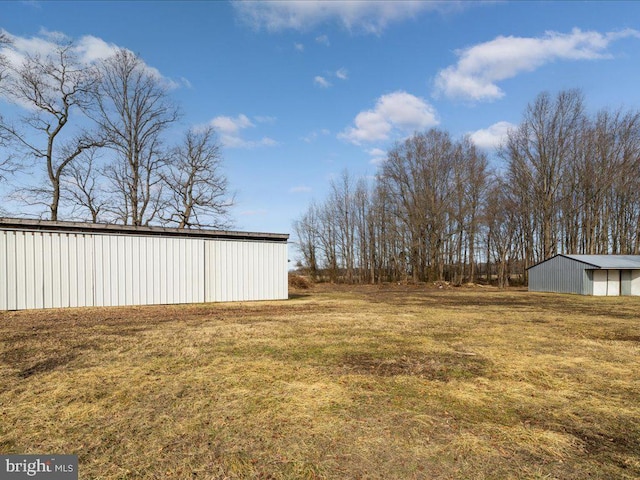 view of yard featuring an outdoor structure