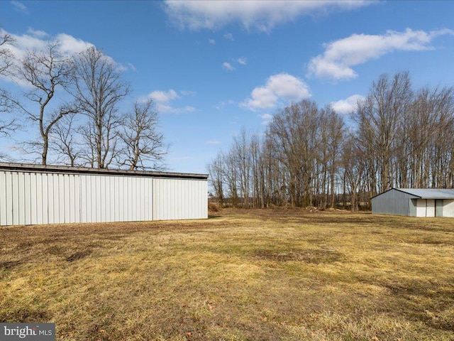 view of yard with an outbuilding