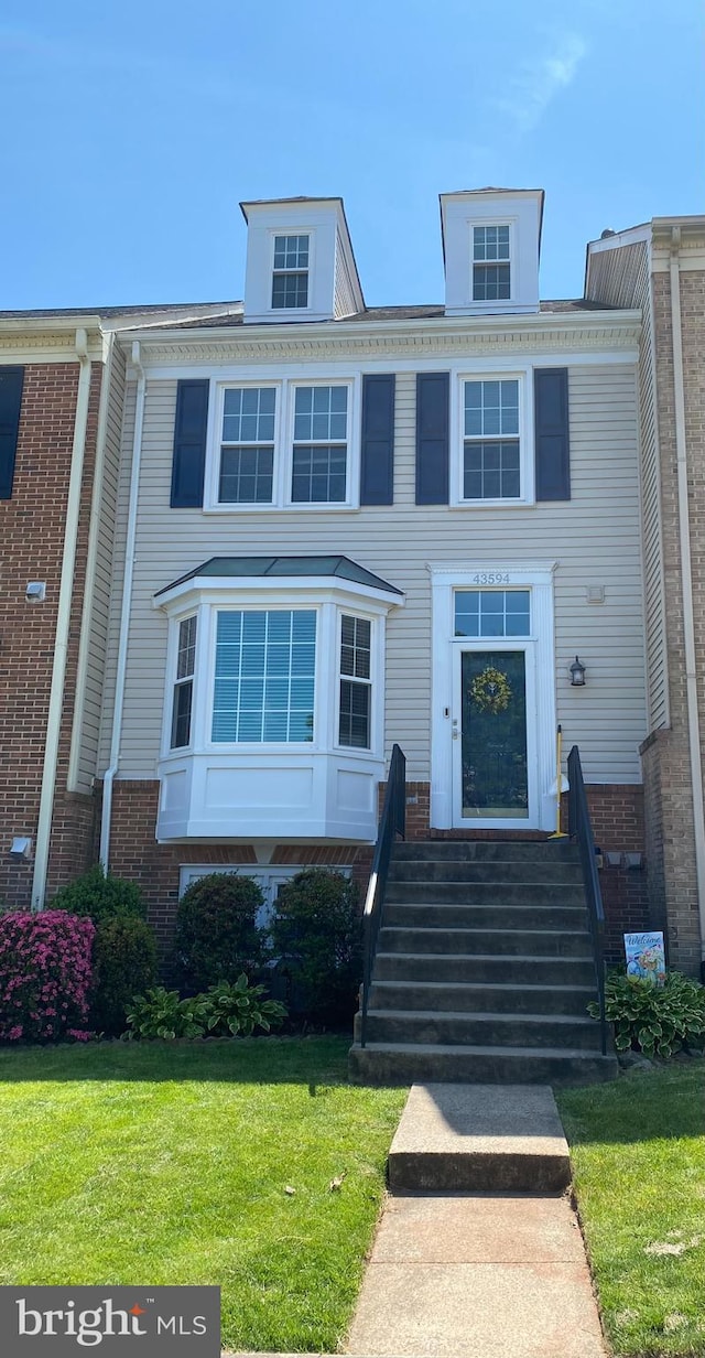 view of front of property featuring a front yard