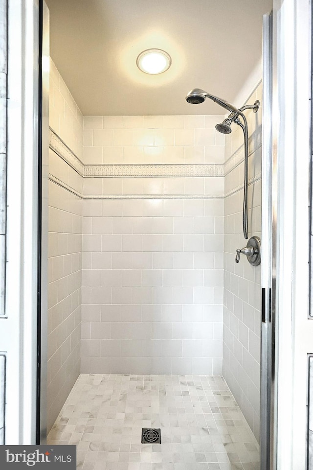 bathroom featuring a tile shower