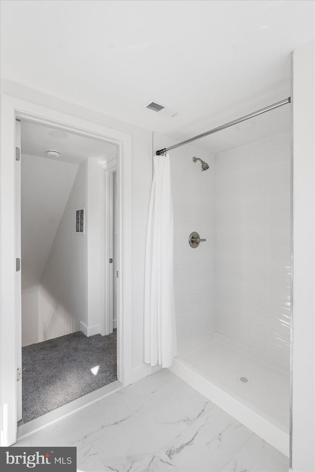 bathroom featuring a shower with shower curtain