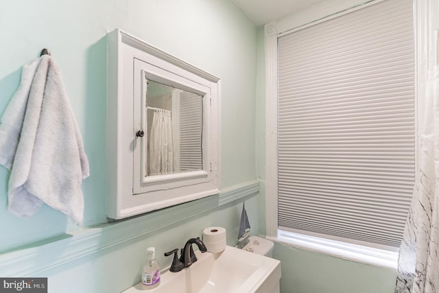 bathroom featuring sink