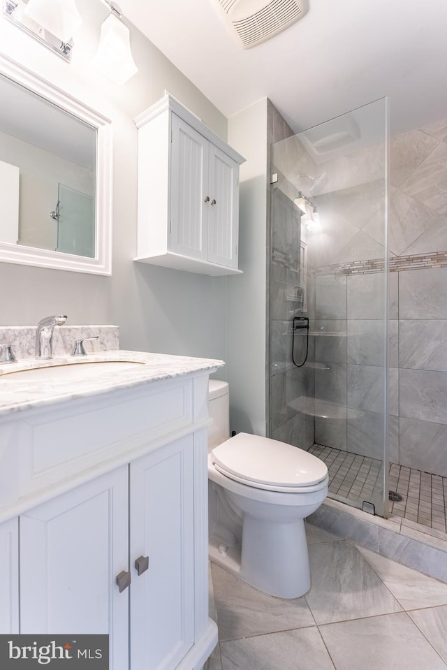 full bathroom featuring visible vents, vanity, toilet, and a shower stall