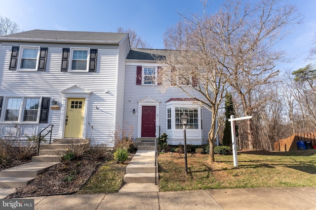 view of front of home featuring a front yard