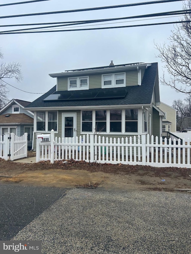 view of front of home featuring a fenced front yard