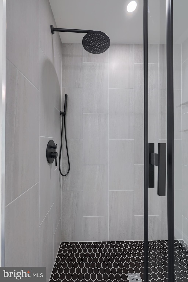 bathroom featuring a tile shower