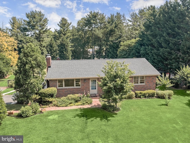 view of front of property featuring a front yard