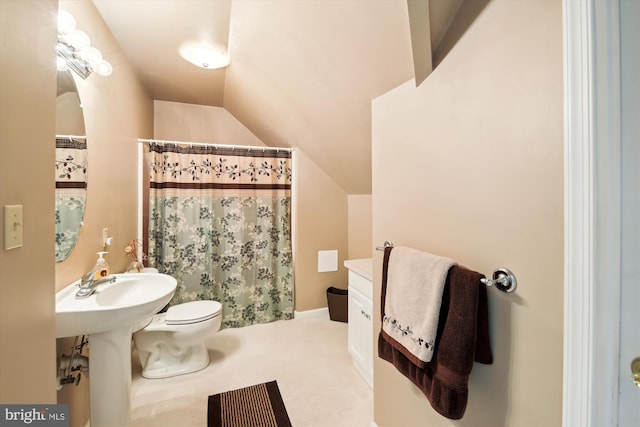 bathroom featuring lofted ceiling, curtained shower, and toilet