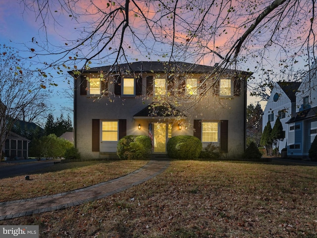 view of front facade featuring a yard