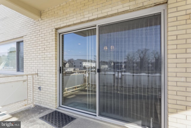 property entrance featuring a balcony