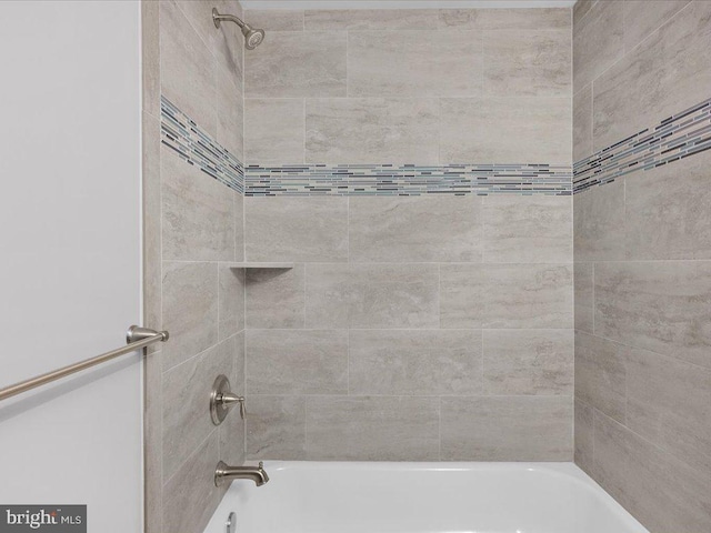 bathroom featuring tiled shower / bath combo