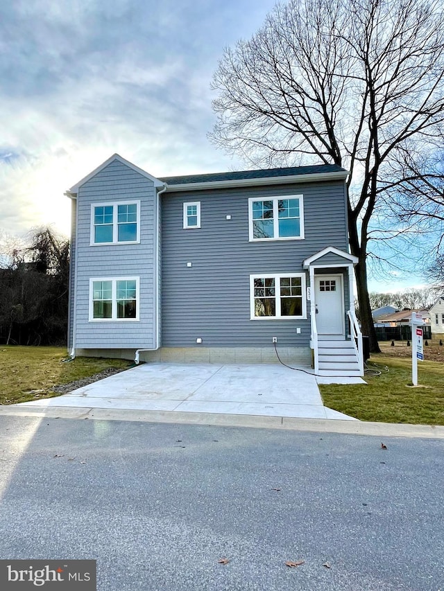 view of front facade featuring a front yard