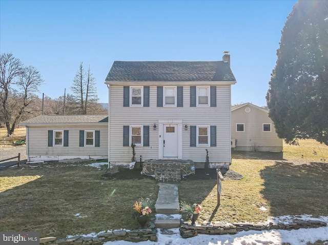 colonial house featuring a front yard