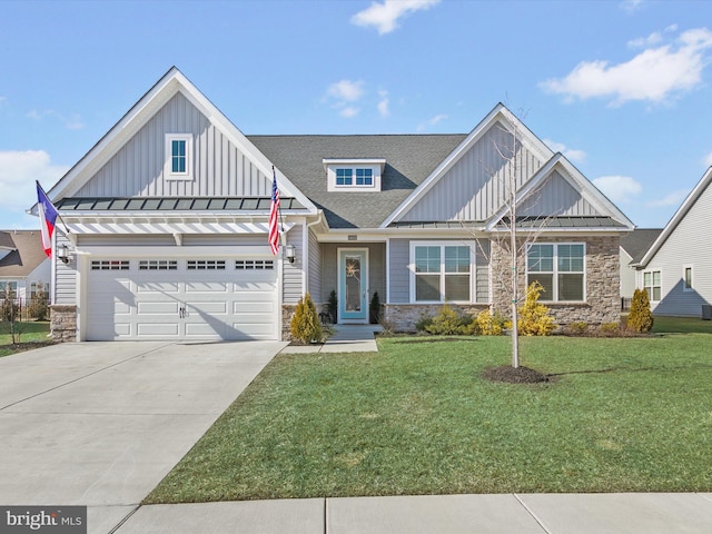 view of front facade featuring a garage and a front yard