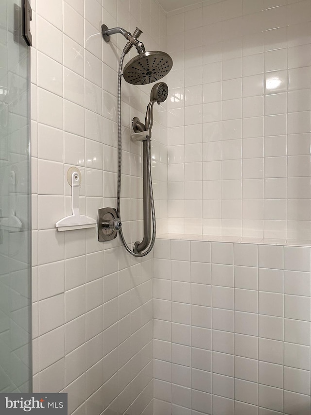 room details featuring tiled shower