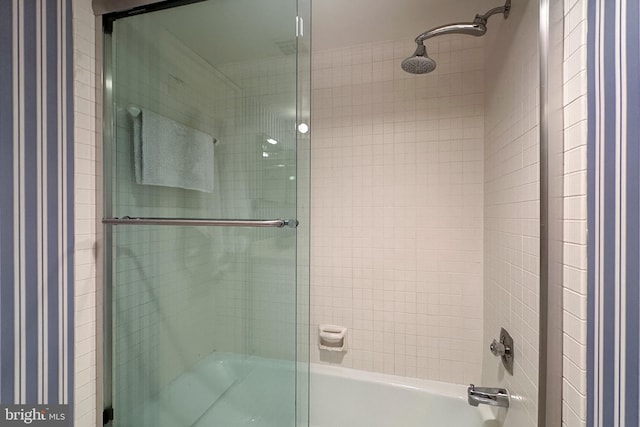 full bathroom with enclosed tub / shower combo