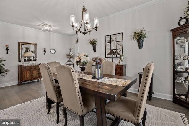 dining room featuring crown molding, dark wood-type flooring, and an inviting chandelier