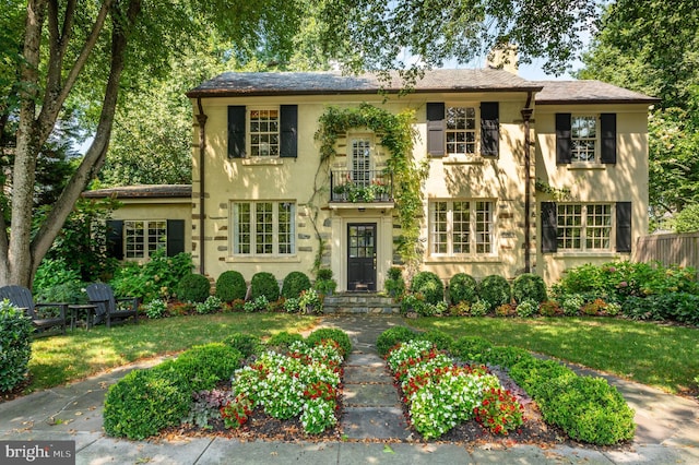 view of front of home with a front lawn