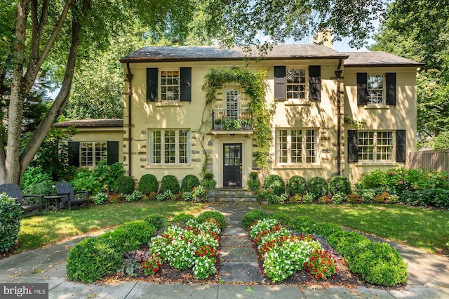 view of front facade with a front lawn