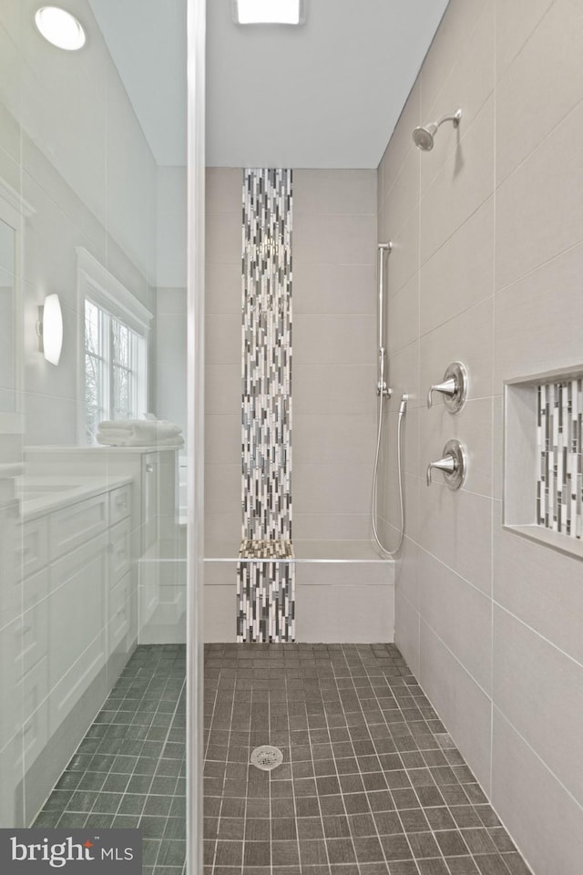 bathroom featuring tiled shower