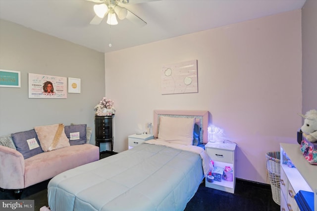 bedroom with ceiling fan