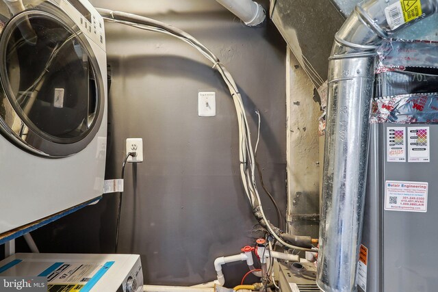 utility room with washer / clothes dryer