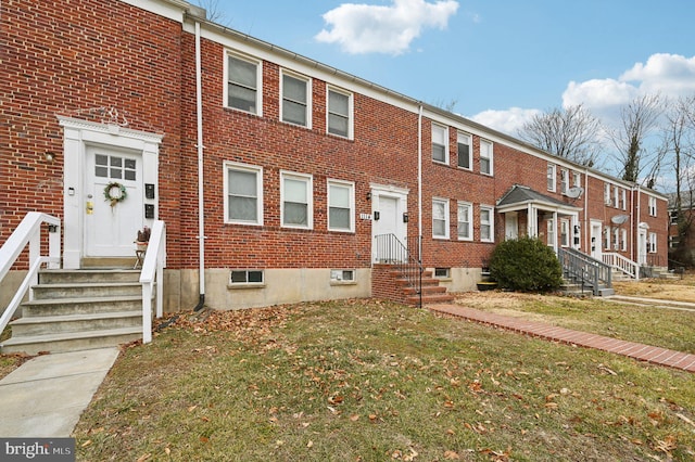 multi unit property featuring a front lawn