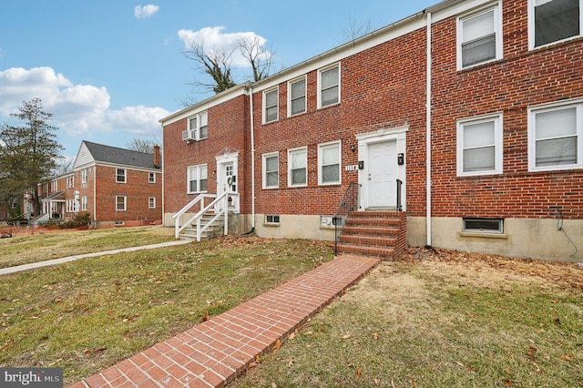 townhome / multi-family property featuring a front yard