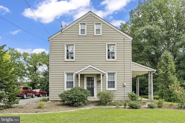 view of front of house featuring a front lawn