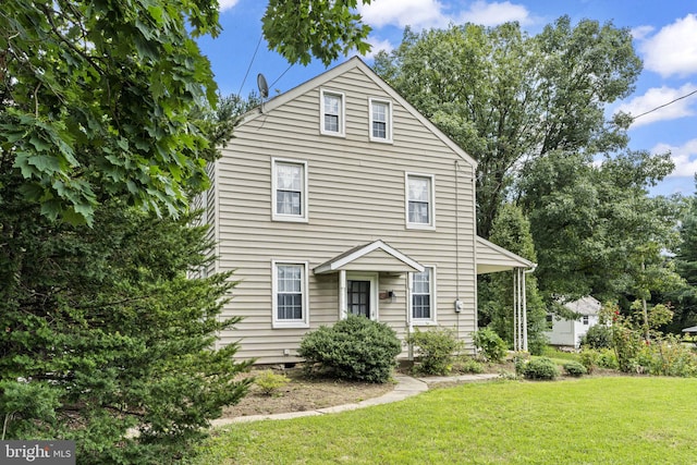 view of front property featuring a front yard