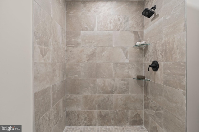 bathroom featuring a tile shower