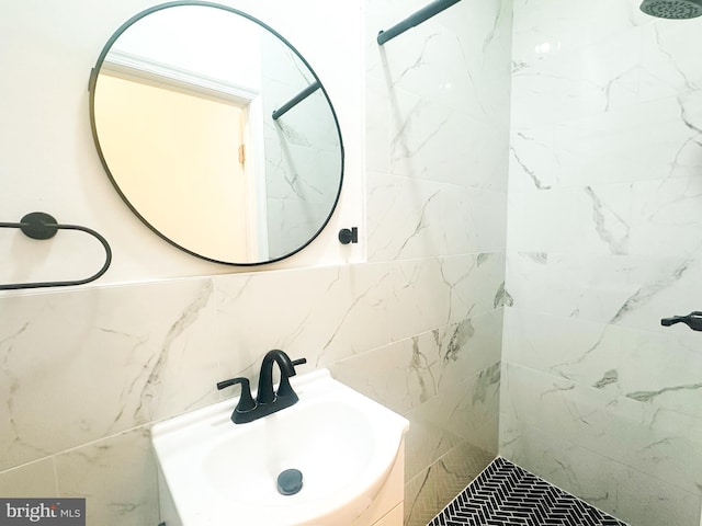 bathroom featuring sink and tiled shower