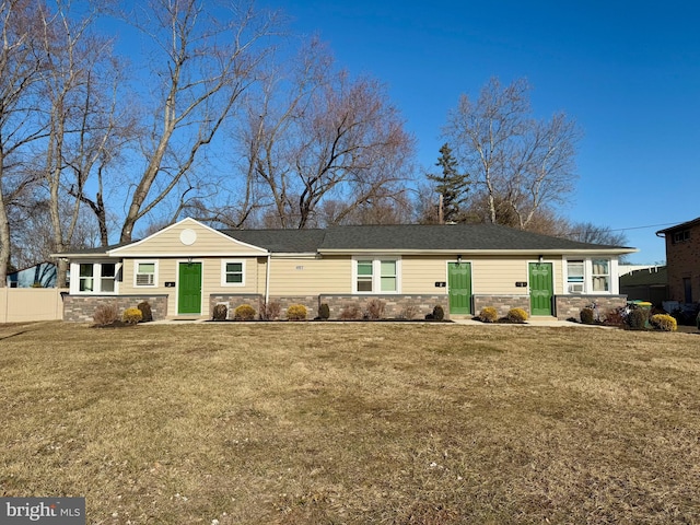 view of front of property featuring a front lawn