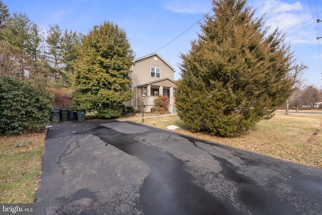 view of front of property featuring a front yard