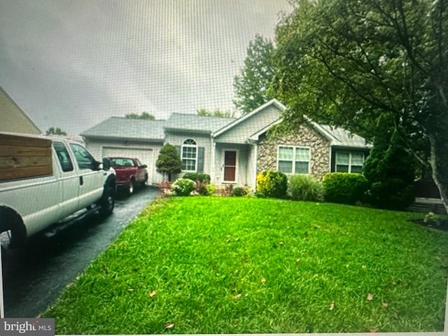 view of front facade featuring a garage and a front lawn